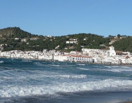 El poble altempordanès del Port de la Selva batut pel vent de la tramuntana. Font: Viquipèdia