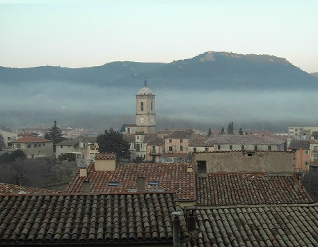 Vila d'Amer amb la boira del matí. Font: Viquipèdia 