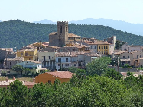 Poble de Darnius a l'Alt Empordà interior. Font: Viquipèdia 