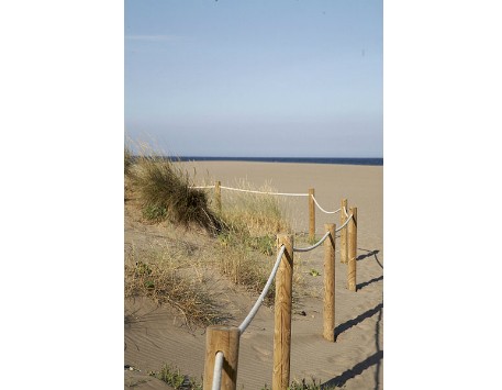 Platja de Sant Pere Pescador, famosa per les seves dunes. Font: Viquipèdia 