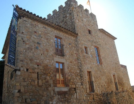 Castell de Benedormiens a Castell d'Aro. Font: Viquipèdia 