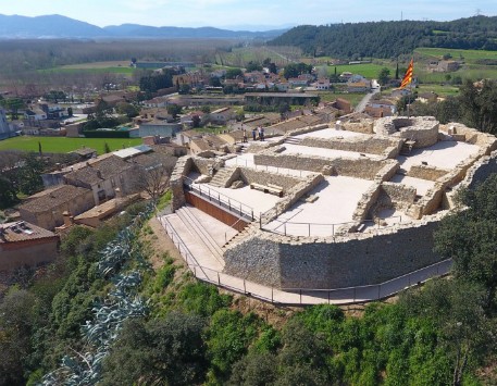 Les restes del Castell de Cervià de Ter. Font: Els Amics de Cervià Antic 