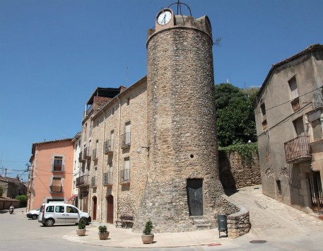 Plaça Major amb la Torre del Rellotge de Cervià de Ter. Font: elpuntavui. cat