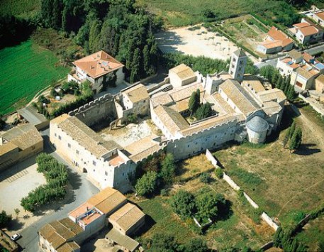 Vista aèria de Vilabertran amb la Canònica de Santa Maria en primer terme. Font: enciclopedia.cat