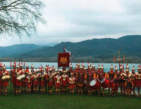 Foto d'arxiu dels Joves Manaies davant l'Estany de Banyoles. Font: web del Manípul