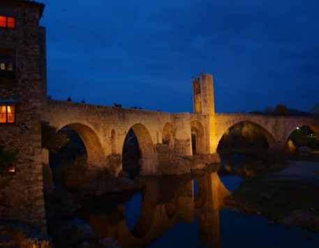 Foto de nit de Besalú de Josep Manresa. Font: flickr.com 