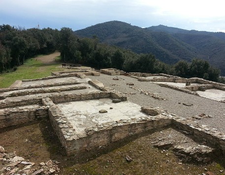 Castellum Fractum a la Muntanya dels Sants Metges de Sant Julià de Ramis. Font: Viquipèdia