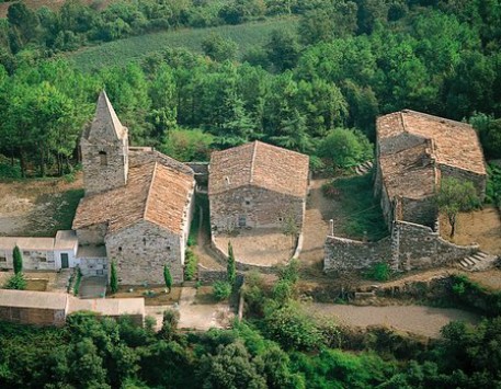 Església Parroquial i cementiri de Sant Julià de Ramis (vista aèria). Font: enciclopedia.cat 