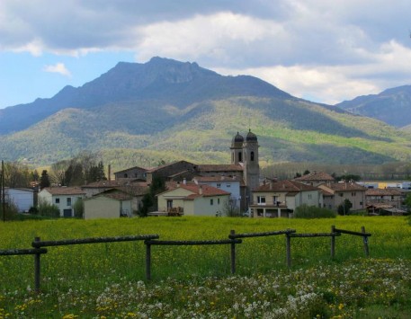 La vila de Les Preses amb el Puigsacalm al fons. Font: turismegarrotxa.com