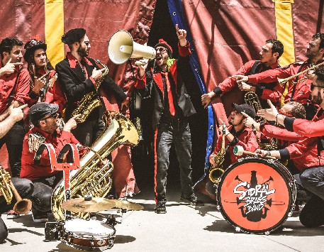 Cia Sidral Brass Band presenta "Red Wine Cabaret"