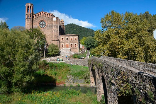 Sant Joan les Fonts vora el riu Fluvià. Font: mochilerosdeviaje.com