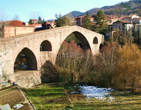 La vila de Sant Joan de les Abadesses amb el pont medieval en primer terme. Font: elcami.cat