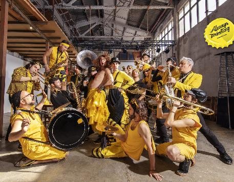 'Always Drinking Marching Band', amb 'El carrer és nostre'