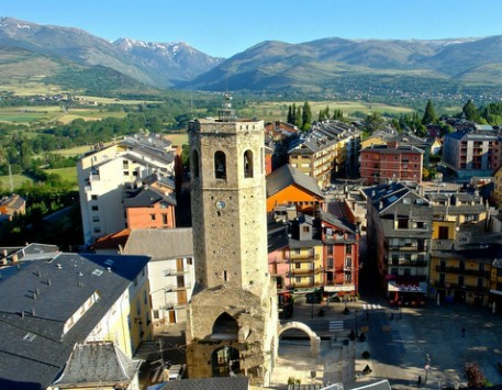 Torre del campanar de Puigcerdà. Font: Viquipèdia 