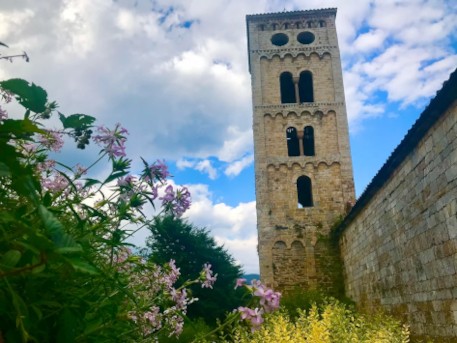 L'Església Parroquial de Santa Cecília de Molló, una meravella del romànic (primera imatge). Font: mollo.cat