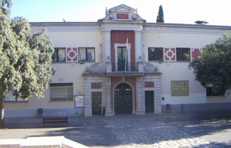 Placeta de l'Institut Ramon Muntaner, on s'inicia la ruta. Font: Viquipèdia