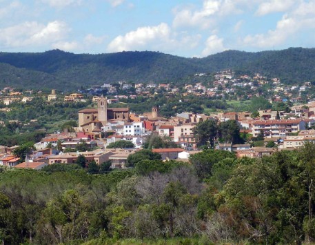 La vila de Calonge al peu de les Gavarres. Font: descobrir.cat 