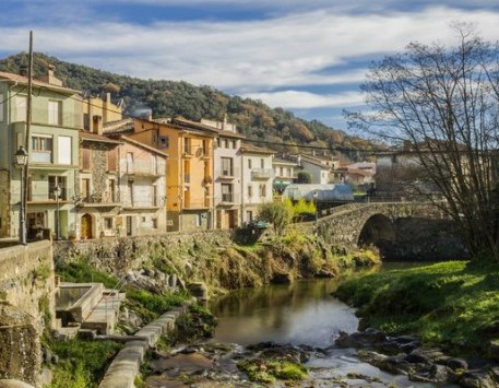 El poble de Sant Feliu de Pallerols a la vora del riu Brugent, afluent del Ter. Font: web de l'Ajuntament