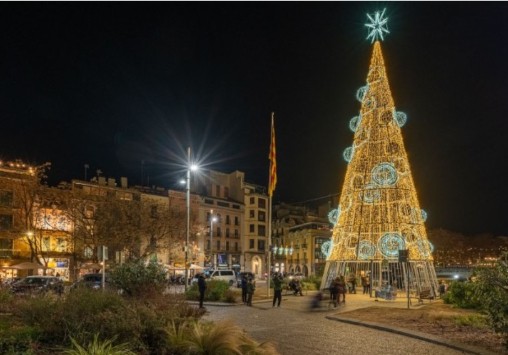 Arbre de Nadal encès a la Plaça Catalunya de Girona. Font: girona.cat