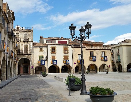 Plaça de la Vila d'Amer. Font: Viquipèdia 