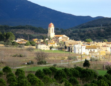 Poble d'Espolla a la falda de l'Albera. Font: xavierfebres.com 