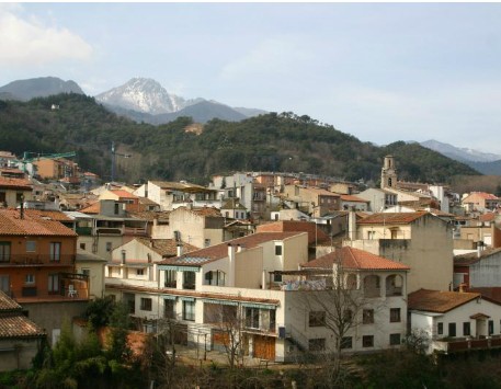 Vila d'Arbúcies al peu del Montseny. Font: elcami.cat 