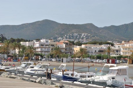 Vila marinera de Llançà a la Costa Brava Nord. Font: magicospirineos.com