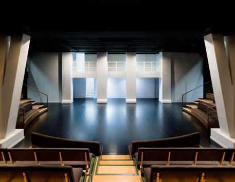 Anar a Teatre Akadèmia