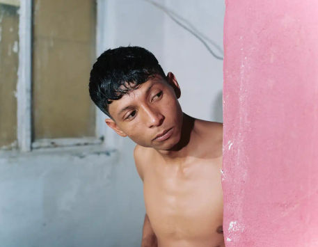 Amigo de El Friki i paret rosa. Bravo. © Felipe Romero Beltrán