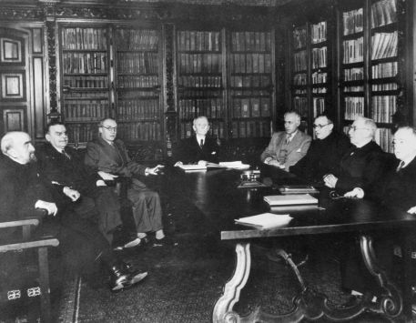 Reunió de membres de la Reial Acadèmia de Bones Lletres de Barcelona, a la Sala Damases de l'Arxiu Històric de la Ciutat de Barcelona. 15 d'abril de 1934