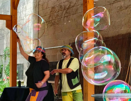Anar a Associació Cultural Un Toc de Festa, amb 'Bombolles S.L."