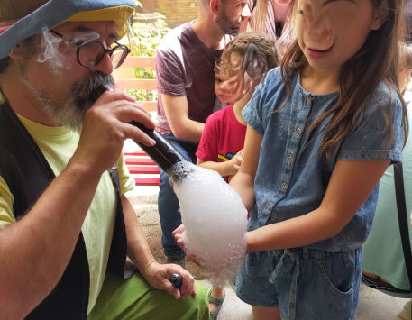 Anar a Associació Cultural Un Toc de Festa, amb 'Bombolles S.L."