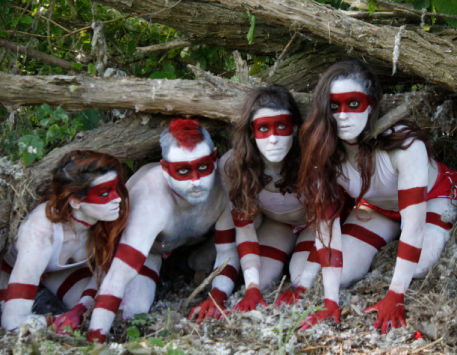 Anar a Cia. Flying Pikmis, amb 'Endangered - Rara Avis in Terris'