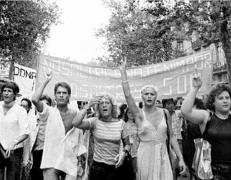 Foto: Colita. Capçalera de la primera manifestació LGTBI celebrada a Barcelona, per primera vegada a tot l’estat espanyol, el 26 de juny de 1977, organitzada pel FAGC. 26/6/1977 ©Archivo Colita Fotografía.