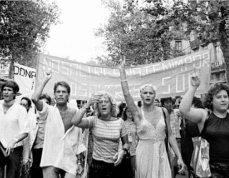 Foto: Colita. Capçalera de la primera manifestació LGTBI celebrada a Barcelona, per primera vegada a tot l’estat espanyol, el 26 de juny de 1977, organitzada pel FAGC. 26/6/1977 ©Archivo Colita Fotografía.