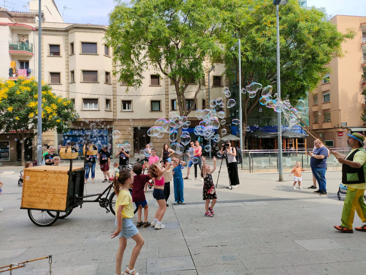 Anar a 'BubbleBike', cia. Un Toc de Festa