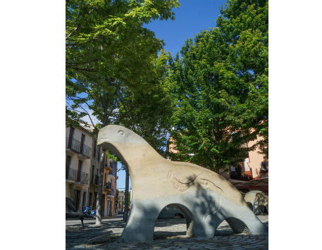 Anar a Plaça de la Vila de Salt amb l'estàtua de les llúdrigues. Font: viusalt.com
