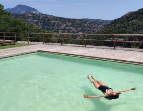 Bany nocturn a la piscina de sal