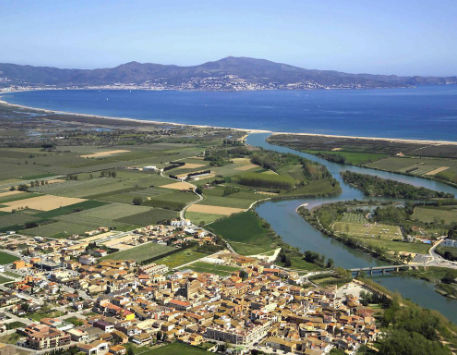 Anar a Vista aèria de Sant Pere Pescador amb el darrer tram del riu Fluvià abans d'entrar al Mediterrani. Font: Viquipèdia
