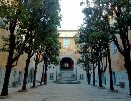 Anar a Pati de les magnòlies de la seu de la Generalitat de Catalunya a Girona. Font: nuvol.com