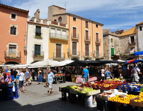 Anar a Dia de mercat a Torroella de Montgrí. Font: Viquipèdia 