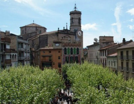 Anar a Firal d'Olot amb l'Església Parroquial de Sant Esteve al fons. Font: naciodigital.cat