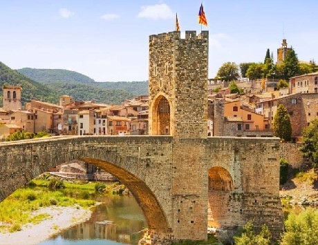Anar a La vila monumental de Besalú. Font: elle.com 