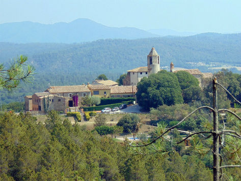 Anar a Poble de Brunyola amb l'Església Parroquial de Sant Fruitós en primer pla. Font: Viquipèdia 