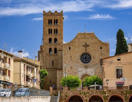 Anar a Monestir de Sant Salvador de Breda en primer terme. Font: femturisme.cat