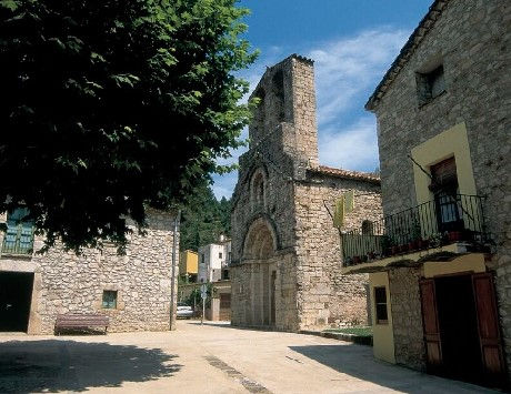 Anar a Centre del poble i Església Parroquial de Sant Pere. Font: Bisbat de Girona