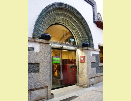 Anar a Entrada a la Biblioteca de Palafrugell (foto: FundMasó). Font: Viquipèdia