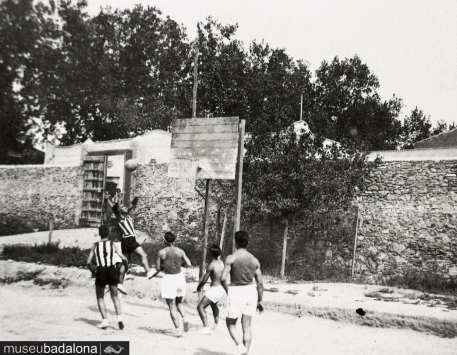 Exposició "De l’Ateneu al Velòdrom: 100 anys de l’arribada del bàsquet a Badalona"