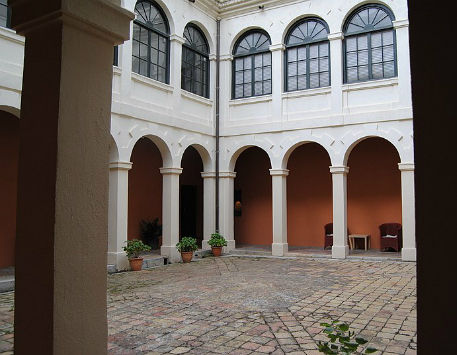 Anar a Claustre interior del Museu d'Història de Girona. Font: Viquipèdia