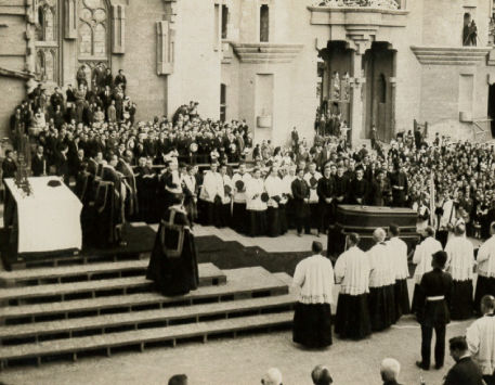 Anar a Missa en commemoració del centenari de la mort d'Antoni Gaudí